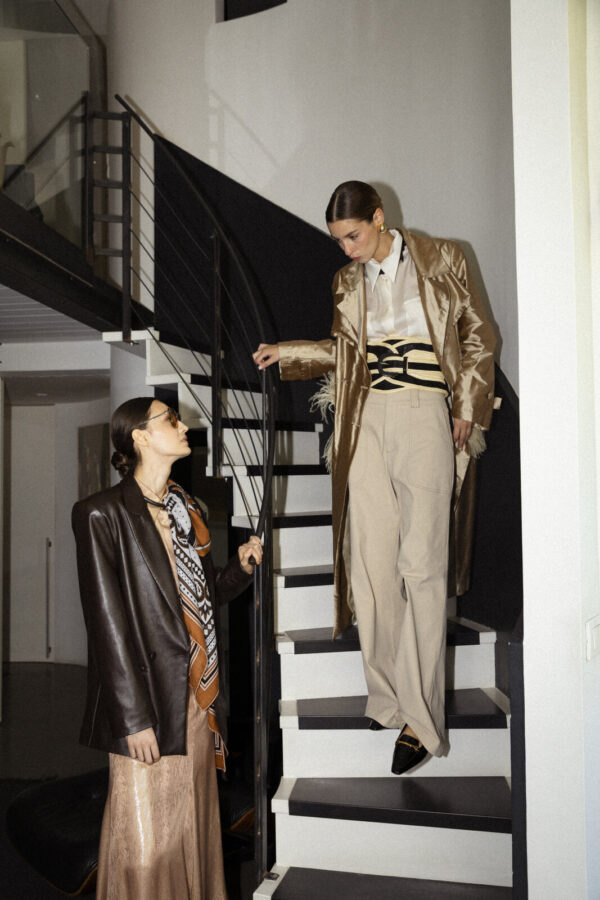 CAPPOTTO TRENCH IN SETA CON PIUME CHAMPAGNE - Image 2