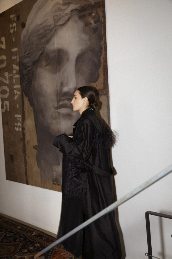 CAPPOTTO TRENCH IN SETA CON PIUME NERO - Image 3