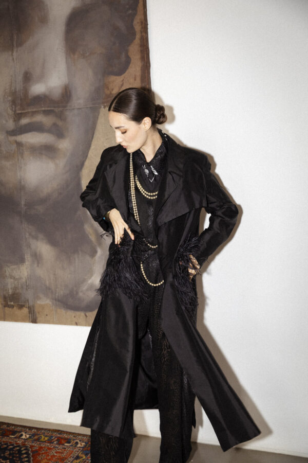 CAPPOTTO TRENCH IN SETA CON PIUME NERO - Image 2