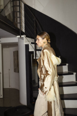 CAPPOTTO TRENCH IN SETA CON PIUME CHAMPAGNE