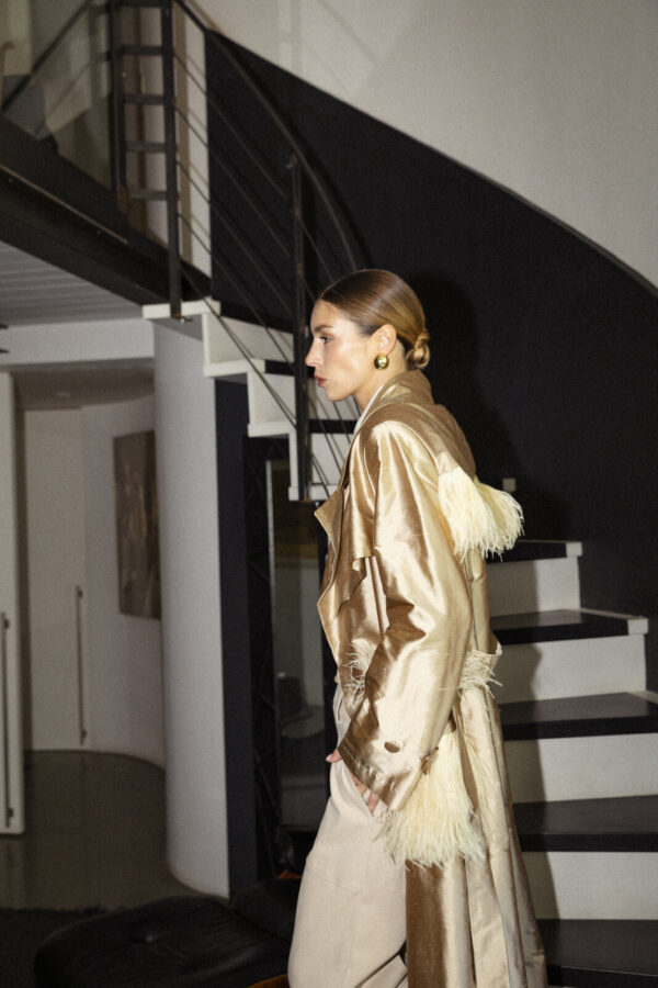 CAPPOTTO TRENCH IN SETA CON PIUME CHAMPAGNE